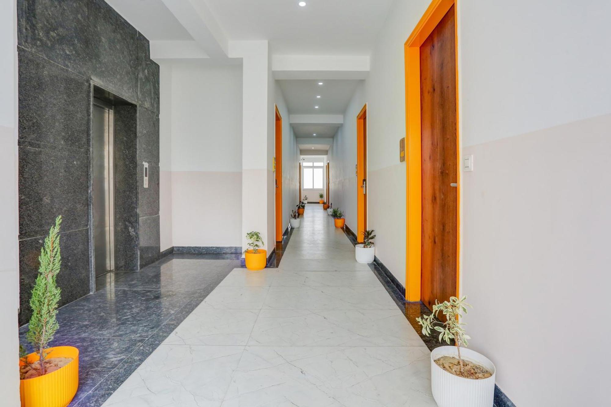Super Townhouse Sector 69 Gurgaon Hotel Exterior photo